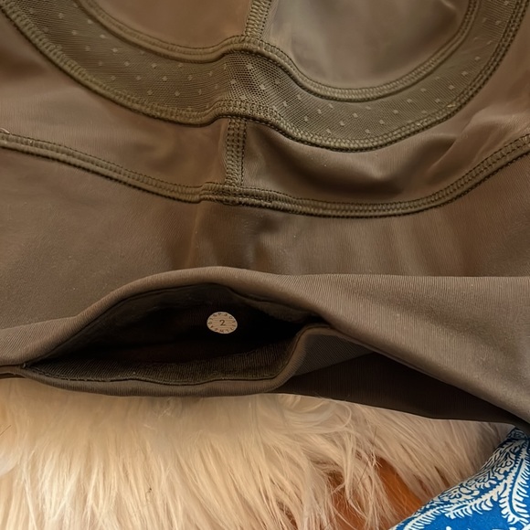 Lululemon Arm green Dotted Mesh side Capri leggings size 2 - Picture 7 of 7